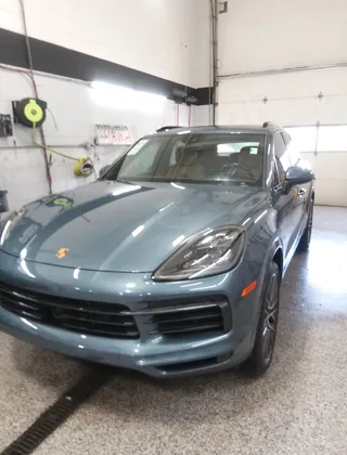 Porsche Cayenne: front three-quarter