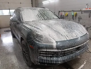 Porsche Cayenne: foam bath