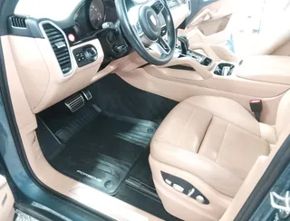 Porsche Cayenne: front seats